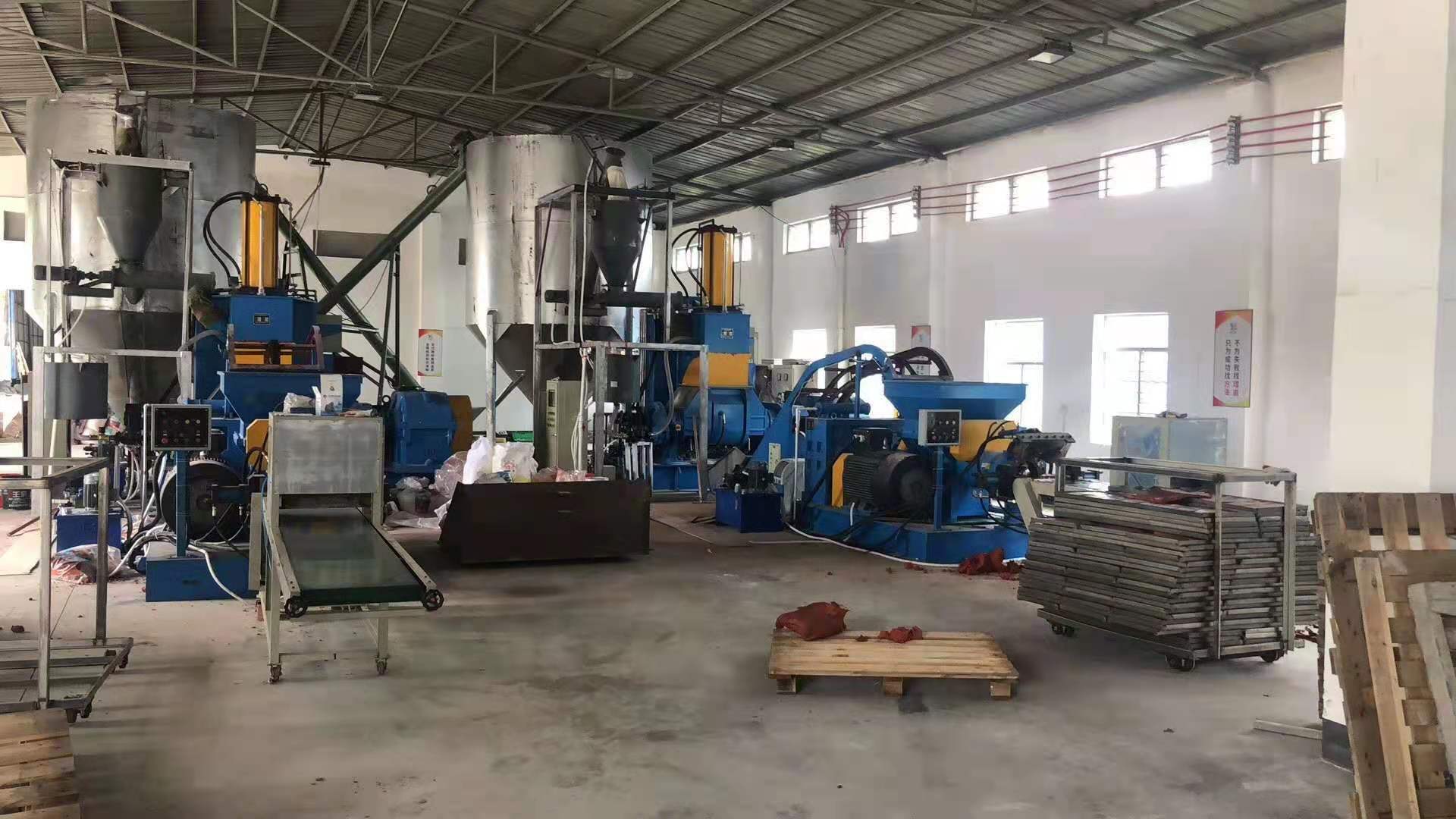 體育跑道生產(chǎn)線展示